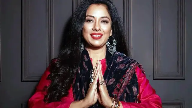 टेलीविजन दुनिया की इस संस्कारी बहु ने किए महाकाल के दर्शन, लाल साड़ी में दिखी खूबसूरत