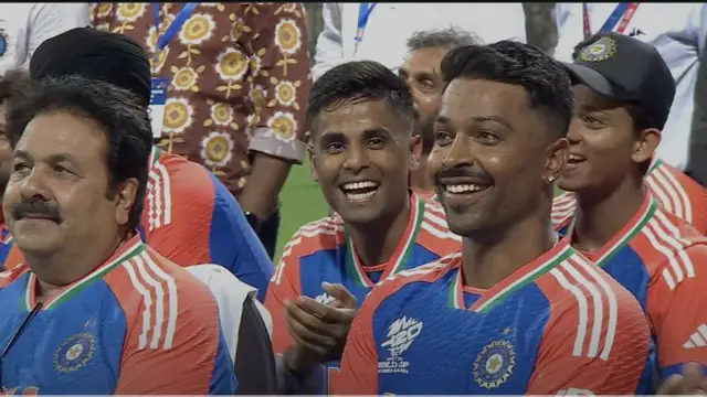 फैंस के लिए ‘खलनायक’ से हीरो बना टीम इंडिया का ये खिलाड़ी, विक्ट्री परेड में मिला जबरदस्त गिफ्ट