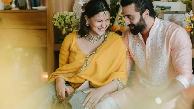 आलिया-रणबीर ने पैप्स को दिखाई बेटी राहा की तस्वीर, रखा गेट-टू-गेदर