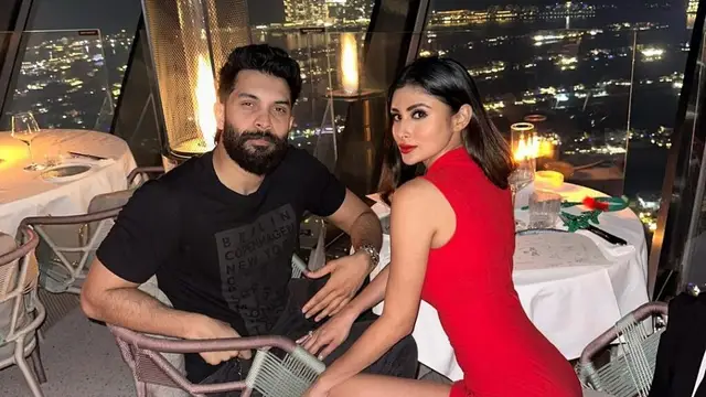 कभी घर से भाग बैकग्राउंड डांसर का काम कर पेट भरती थीं Mouni Roy, आज हैं टीवी की टॉप एक्ट्रेस, कमाई सुन उड़ जाएंगे होश