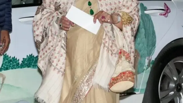 जया बच्चन को यह क्या हो गया…? पैपराजी को देखकर हिलाया हाथ,चेहरे की मुस्कान देख हैरान-परेशान हुए फैंस