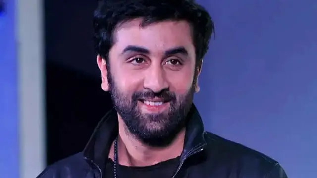 सेल्फी ले रहे फैन का फोन फेंक कर जमकर ट्रोल हुए Ranbir Kapoor, नेटीजेंस ने रणबीर को आड़े हाथ लिया