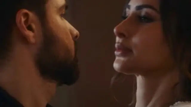 अपने किसिंग अवतार में लौटे Emraan Hashmi, Mouni Roy के साथ उनकी किस तेजी से हो रही वायरल