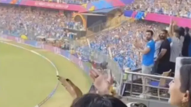 पति Virat Kohli को फ्लाइंग किस दे रही थीं Anushka Sharma, एकटक निहारते रह गए Ranbir Kapoor; क्यूट वीडियो हुआ वायरल