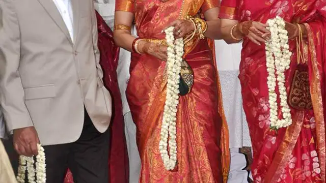 जब ईशा देओल की शादी में भड़क गए धर्मेद्र, सनी और बॉबी से जुड़ा है पूरा मामला