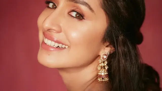फेसबुक से मिला मूवी का ऑफर, मम्मी की वजह से हुआ ब्रेकअप, लता मंगेशकर से है खास कनेक्शन