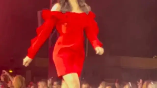 अमिताभ बच्चन की नातिन नव्या ने PFW में अपने धमाकेदार रनवे डेब्यू से आग लगा दिया