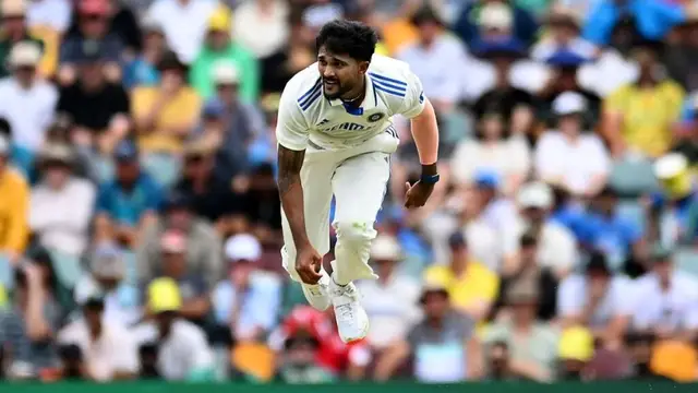 IND vs AUS: सिराज के टोटके को मिचेल स्टार्क ने अपनाया, जडेजा हुए आउट तो इरफ़ान पठान ने गेंदबाज का उड़ाया मजाक, कहा – वो सिर्फ अपने बारे में…VIDEO
