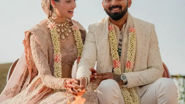 KL Rahul का हाथ थामकर Athiya Shetty ने लिए सात फेरे, सामने आई शादी की पहली तस्वीर