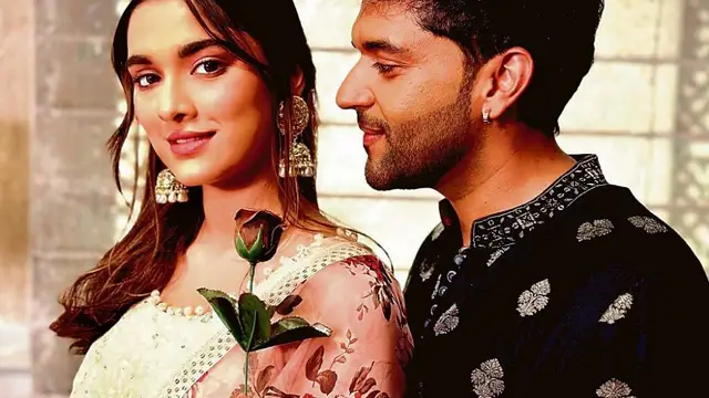 OMG! गुरु रंधावा ने सलमान खान की हीरोइन को घुटने पर बैठकर दिया Rose, शर्म से लाल हो गई हसीना