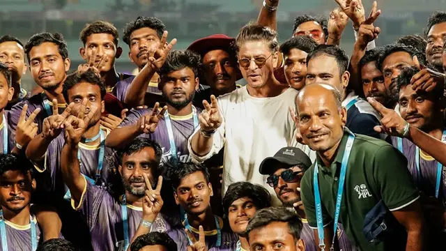 KKR vs SRH मैच के दौरान सिगरेट पीते पकड़े गए शाह रुख खान, वीडियो हुआ वायरल