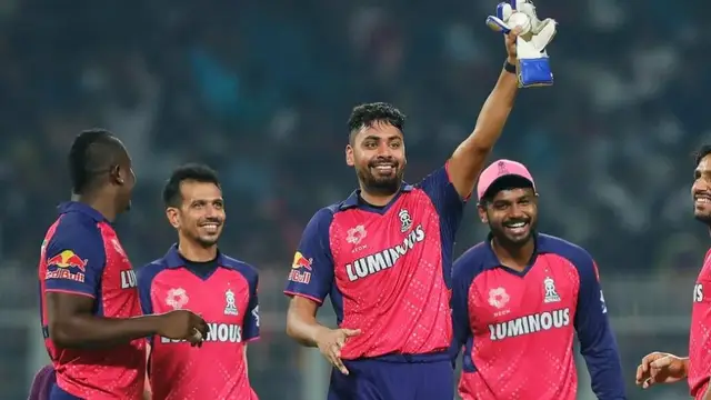 KKR vs RR: आवेश खान ने अपनी ही गेंद पर पकड़ा सीजन का बेस्ट कैच! फिर सैमसन को सिखाया सबक