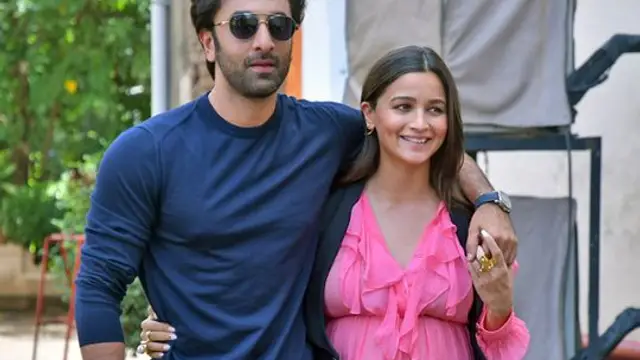 आलिया भट्ट रणबीर कपूर ने रविवार को अपने बॉडीगार्ड यूसुफ इब्राहिम के परिवार के साथ बिताए कुछ पल, वह इसे ‘फैमिलीअस्त्र’ कहते हैं