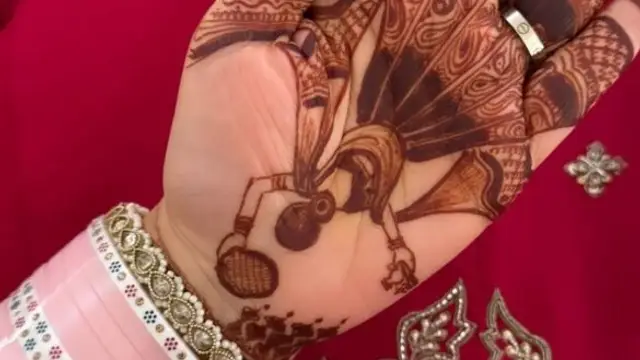 परिणीति चोपड़ा ने पति संग करवाचौथ मानने के लिए चुना प्यार का रंग लाल; फ्लांट कि अपनी मेंहदी