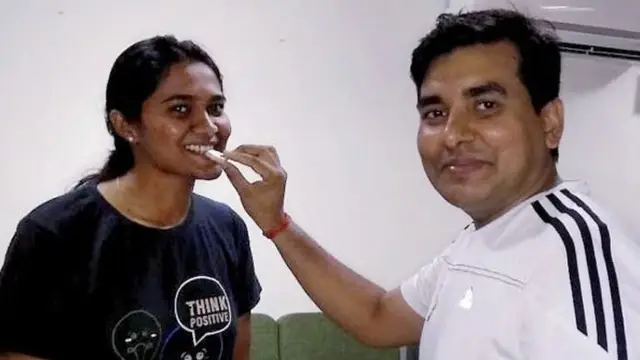 जब सच हुआ दोस्तों का मजाक और UPSC टॉपर बन गई ये लड़की, सब हुए हैरान!