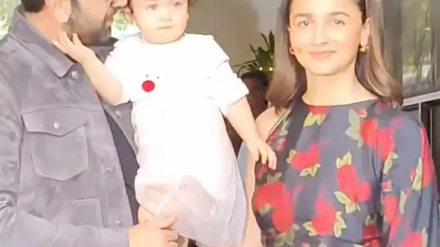 रणबीर-आलिया ने Christmas पर फैंस को दिया तोहफा, दिखाया बेटी का चेहरा, नीली आंखों वाली राहा पर फैंस लुटा रहे प्यार