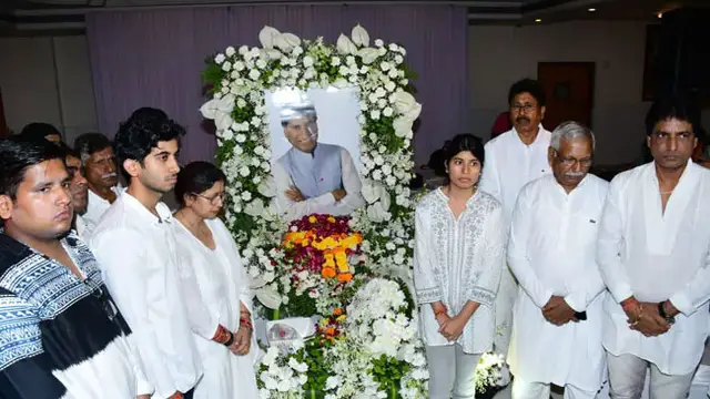राजू श्रीवास्तव की प्रार्थना सभा में शामिल हुए कपिल शर्मा और अन्य सितारे