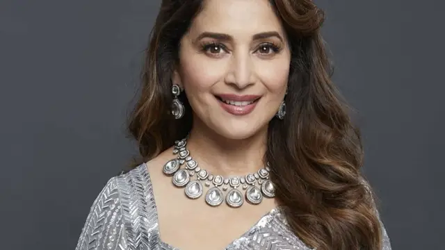 Madhuri Dixit: माधुरी दीक्षित ने बताया अपनी खूबसूरती का राज, जाने कैसे 56 की उम्र में भी यंग और फिट दिखती हैं एक्ट्रेस