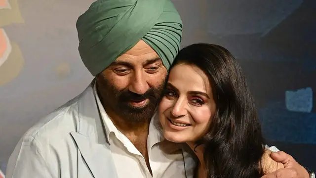 इसका दिमाग खराब…’, Sunny Deol को देखती ही ऐसा कुछ कर बैठीं अमीषा पटेल, हुईं Troll