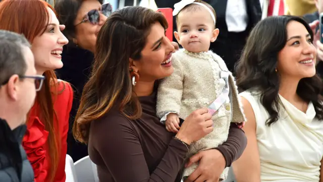 Priyanka Chopra ने पहली बार मालती को किया मीडिया से रूबरू, फोटोज़ हो रही हैं वायरल