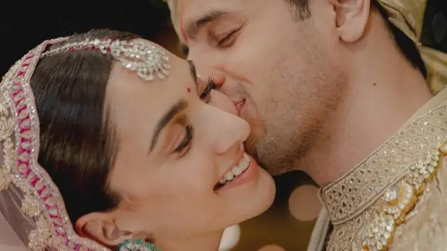 मुंबई एयरपोर्ट पर स्पॉट हुए Kiara Advani Sidharth Malhotra, येलो सूट में खूबसूरत दिखीं नई दुल्हन