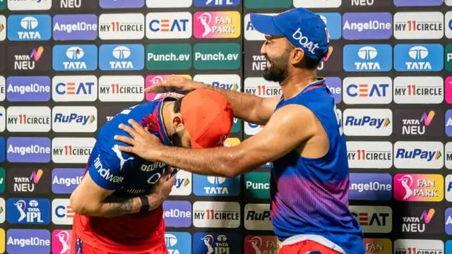 IPL 2024: दिनेश कार्तिक के सामने विराट कोहली ने झुकाया सिर, आरसीबी टीम की बॉन्डिंग देख फैंस हुए इमोशनल;