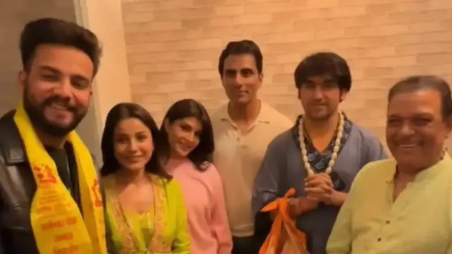 ‘बागेश्वर बाबा’ से मिलने पहुंचे सोनू सूद- शहनाज गिल समेत कई बड़े सितारें, हाथ जोड़ किया बाबा का स्वागत