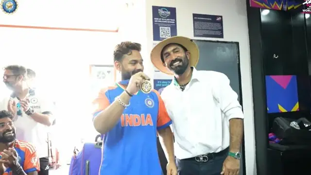 IND vs ENG: दिनेश कार्तिक ने दिया बेस्ट फील्डर का मेडल, खास स्पीच के साथ लिया एक शानदार खिलाड़ी का नाम