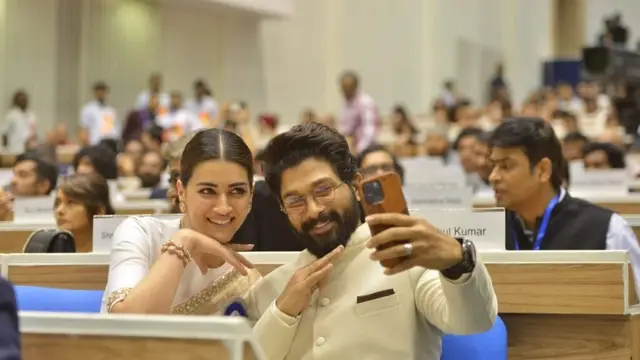 राष्ट्रीय फिल्म पुरस्कार समारोह के बीच Allu Arjun और Kriti Sanon ने पुष्पा का आइकॉनिक सिग्नेचर स्टेप को रीक्रिएट किया;