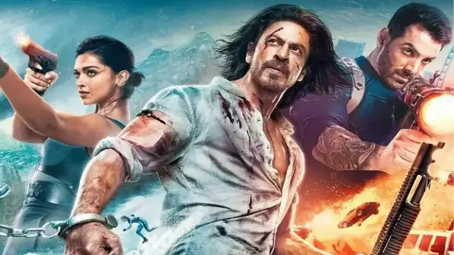 फ़िल्म ‘पठान’ के सेट से BTS फोटोज हुईं वायरल, शाहरुख खान को टीम ने उठाया हाथों हाथ