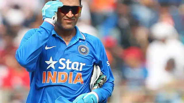 बल्ला छोड़ MS Dhoni ने पहनी पुलिस ऑफिसर की वर्दी, वायरल फोटो ने किया सबको हैरान