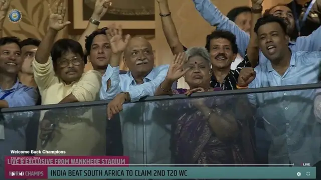 Video: विश्व विजेता बनकर लौटा बेटा तो खुशी से झूम उठीं रोहित शर्मा की मां, छोड़ा डॉक्टर का अपॉइंटमेंट. मिलते ही चूमने लगीं माथा, देखें