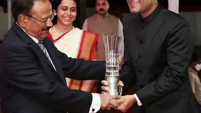 पिता मजदूर, खुद ठेले पर बेची चाय, पहले बने IPS ऑफिसर, फिर बने IAS अफसर! पढ़े ये इंस्पिरेशनल रियल लाइफ स्टोरी;